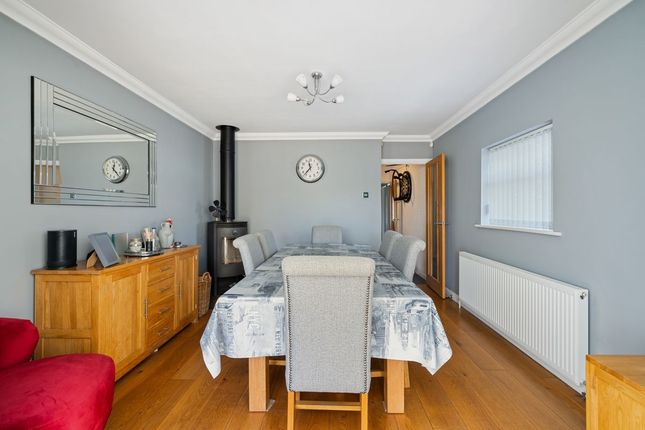 105 Carfax Avenue, Farnham photo 4