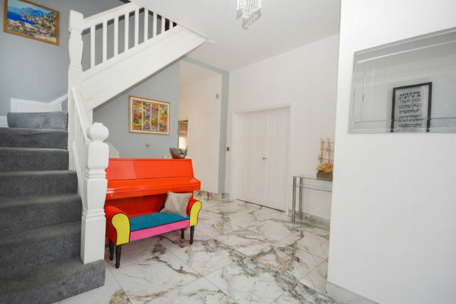 20 Rutland Drive, Salford photo 3