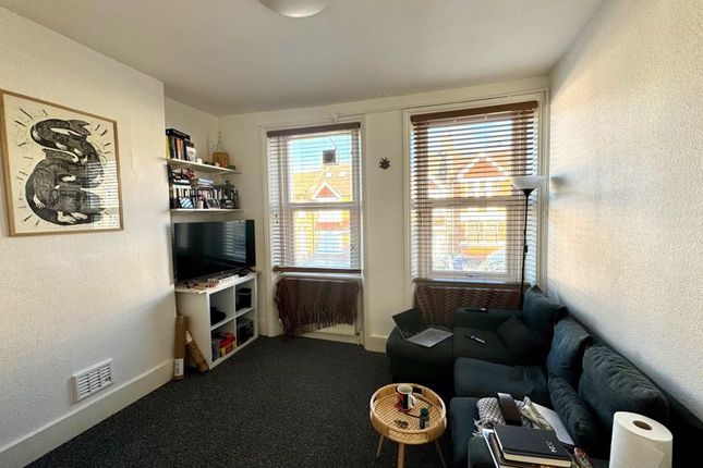 Flat to rent in Elm Park Road, London