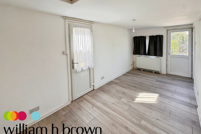9, Lake Way, CLACTON-ON-SEA photo 2
