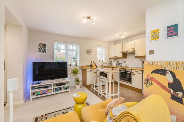 15, Finnart Close, Weybridge photo 2