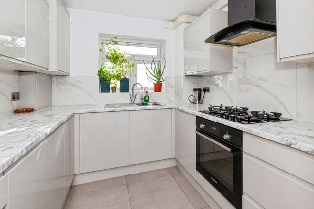 28, Welland Close, Slough photo 4