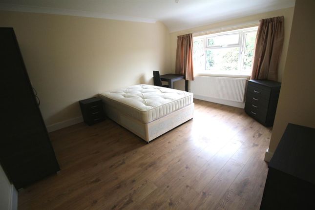 Room 4, 2, Drummond Drive, Stanmore photo 2