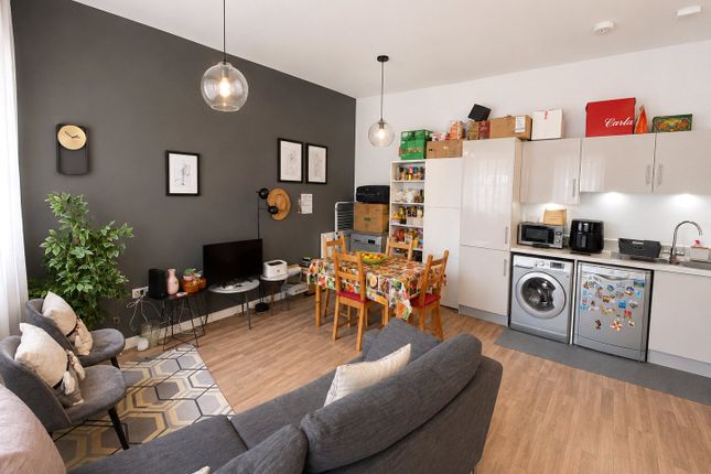 Flat 4, 111, Hollymoor Lane, Surrey photo 2