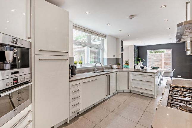 15, Heathpark Drive, Surrey photo 4