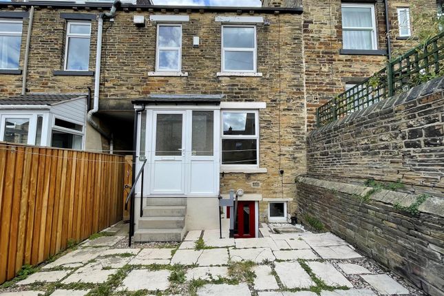 Town house to rent in Hyde Street, Thackley, Bradford