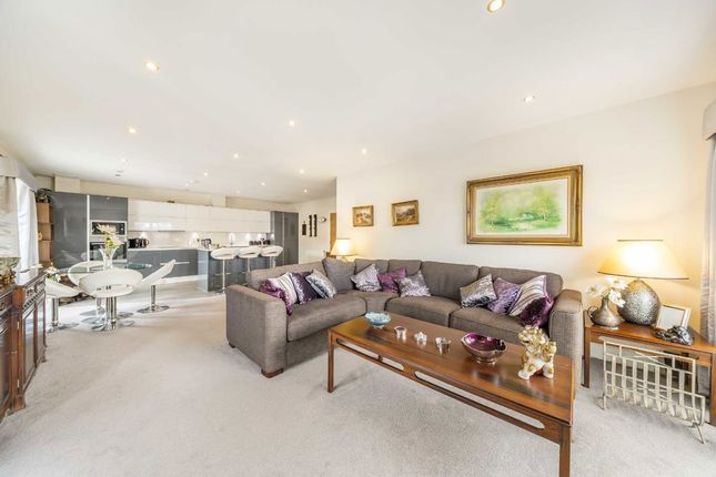 21 Needham Court, Blagrove Road, Teddington photo 4