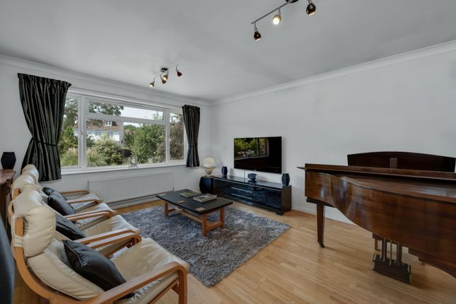 16, Harefield, Surrey photo 4
