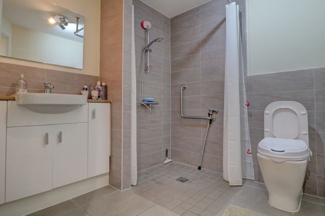 Flat 27, Elkington House, Charlton Green, Dover photo 4