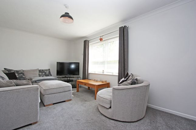 87, Edencroft, Highworth, Swindon photo 3