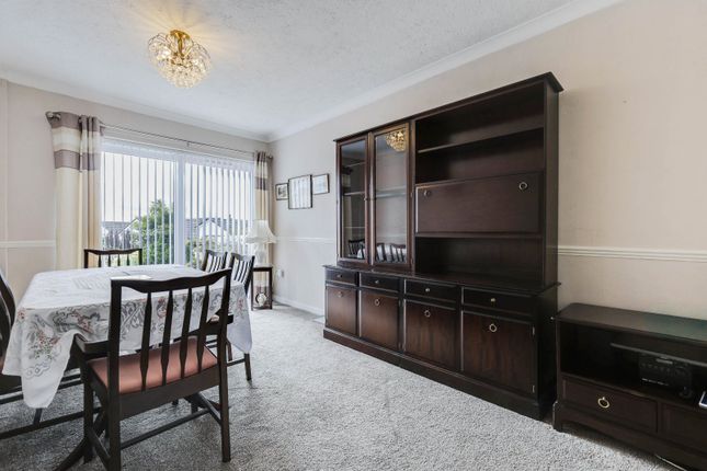 20, Hall Park Close, Leeds photo 4