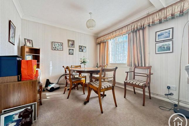 28, Woodside Gardens, Sittingbourne photo 3