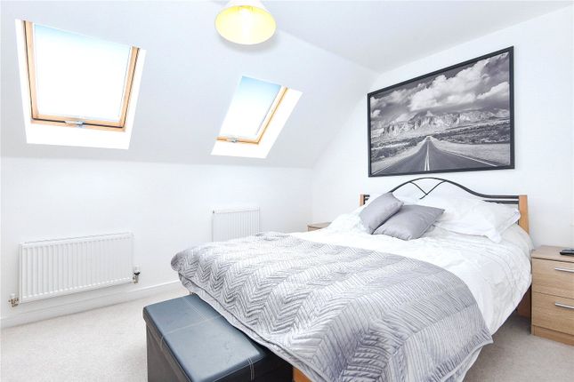 27, Robert Parker Road, Reading photo 4