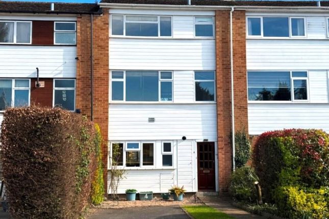 3-bed flat on 4(A), Kingsway, Camberley, £115,000