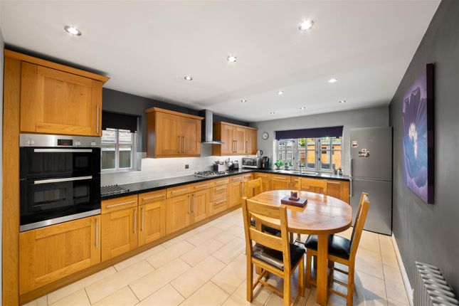 6, Holm Grove, Hillingdon photo 2