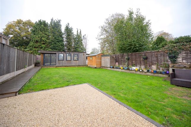 Meath Green Avenue, Horley photo 2