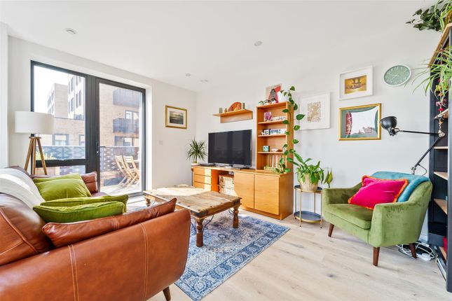 Thumbnail Flat for sale in Middle Road, London