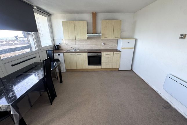 43, Yellowpine Way, Hainault photo 2