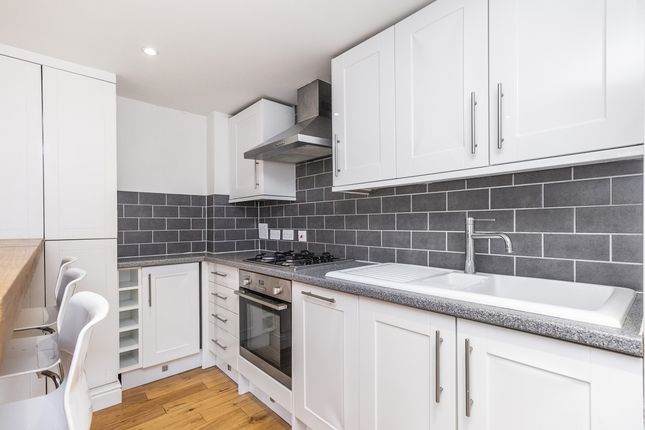 Flat to rent in Glenmore Road, London