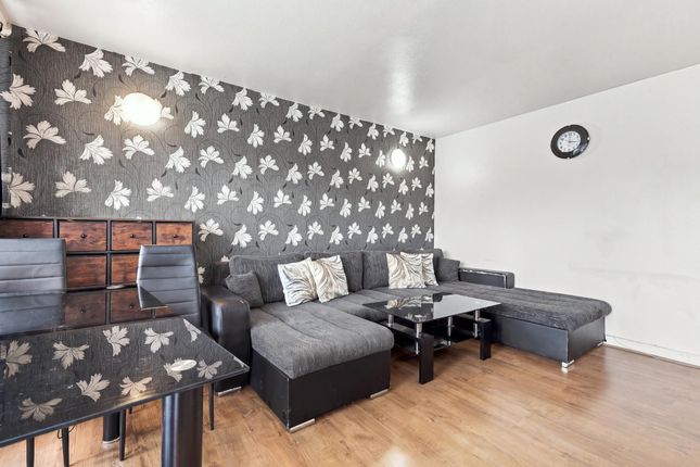 3 Coopersale Close, Woodford Green photo 3