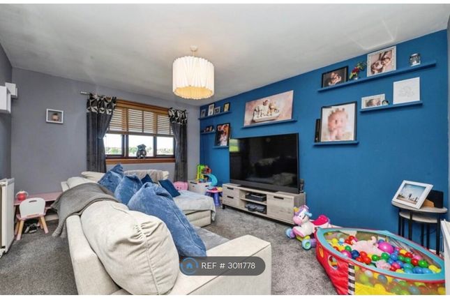 Tulloch Court, Cowdenbeath photo 2