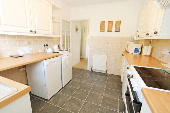 65 Stanley Road, Benfleet, Essex photo 4