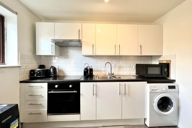 Flat 27 Gresham Court, Gresham Close, Brentwood photo 2