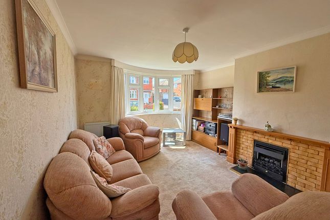 3, Hirstead Gardens, Scarborough photo 3