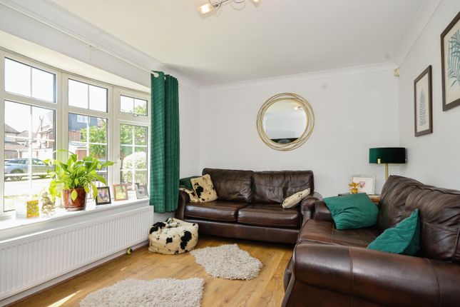 4b, Willows Close, Pinner photo 2