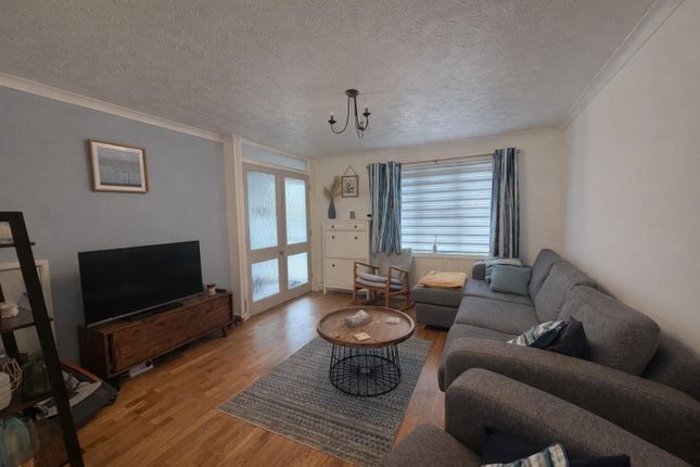 10, Holland Close, Chippenham photo 2
