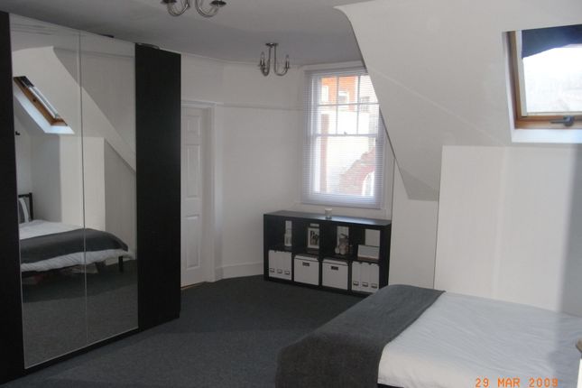 Flat 9, 2 Gleneldon Road, London photo 2