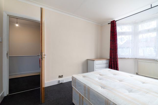 Room to rent in Rydal Way, Ponders End, Enfield