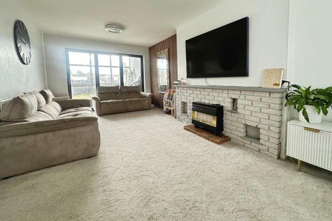 2, Longdon Avenue, Wolverhampton photo 3