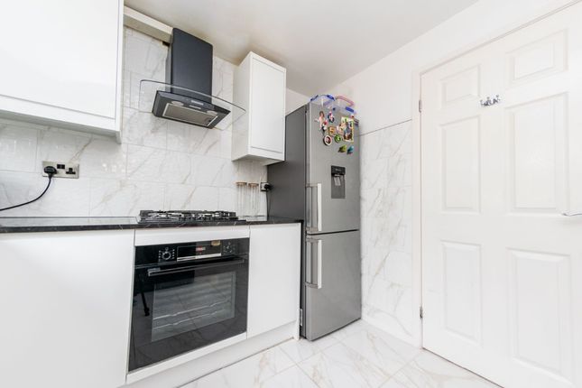 24 Garth Walk, Leeds photo 4