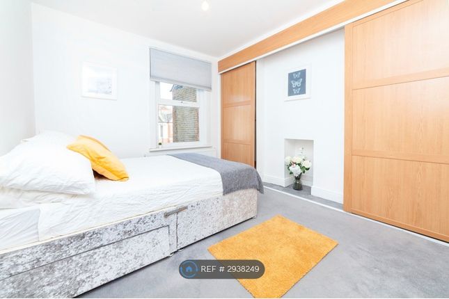 A Clarendon Road, London photo 5