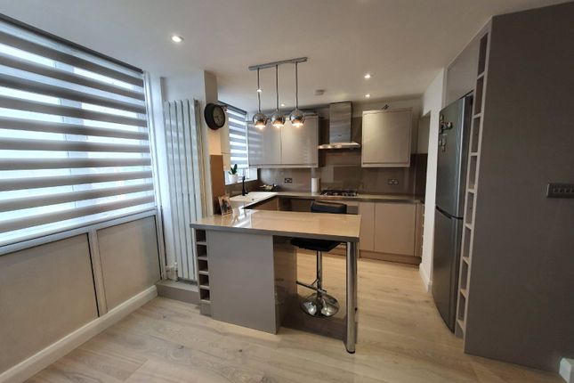 58, Gardner Close, London photo 4