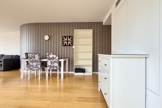 Fairmont Avenue, London photo 2