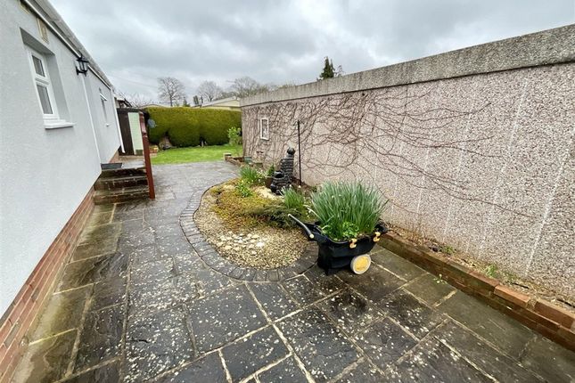 Laburnum Court, Smallfield photo 3