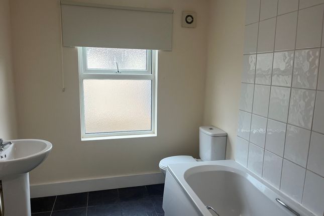 Flat 2 14 De Burgh Street, Dover photo 4
