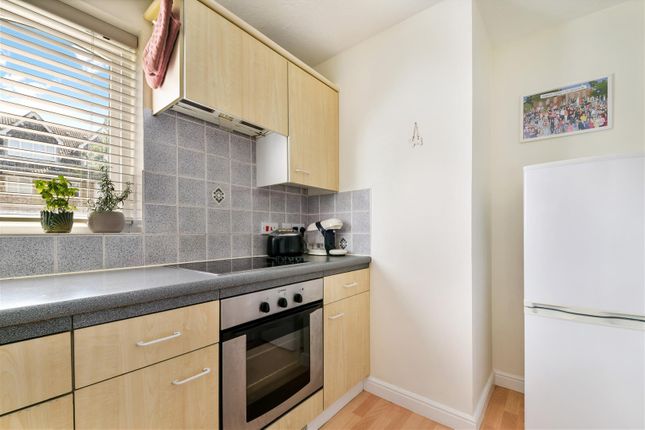 Flat 7 Regis Court, 11, Longfield Drive, Mitcham photo 4