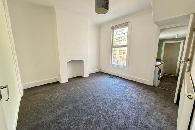 12 Stuart Road, Gravesend photo 2