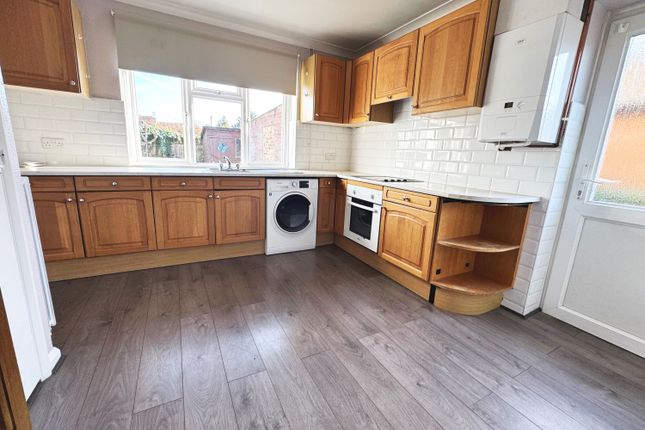 2, Deridene Close, Staines-upon-Thames photo 4