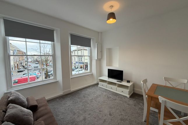 Flat 3, 2-3 The Square, Devon photo 2