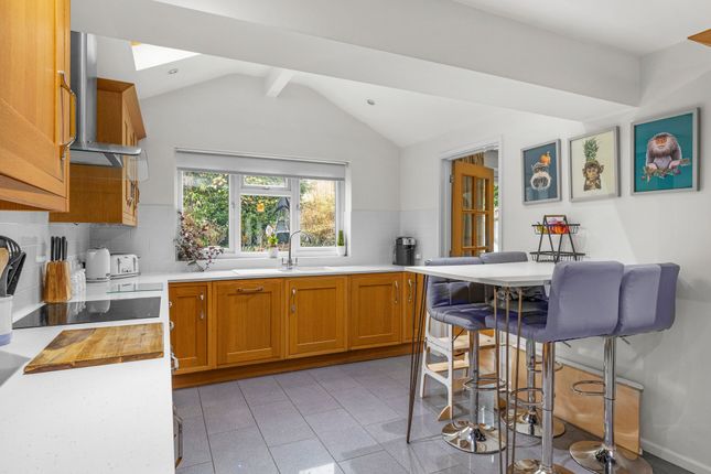 5 Oaktree Close, High Wycombe photo 3