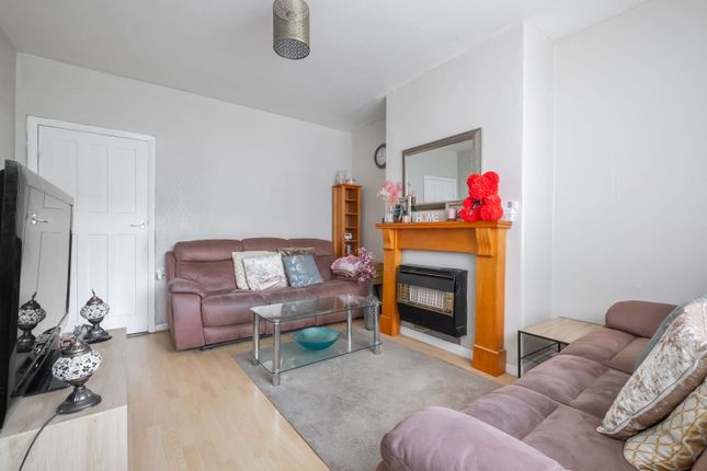 18, Royds Avenue, Huddersfield photo 2