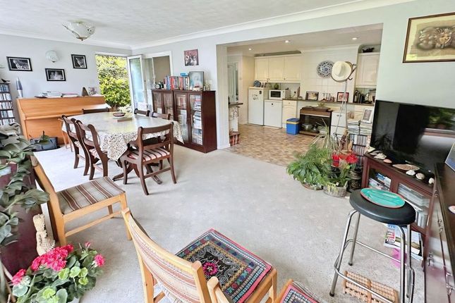 30, Toppesfield Avenue, Wickford photo 3