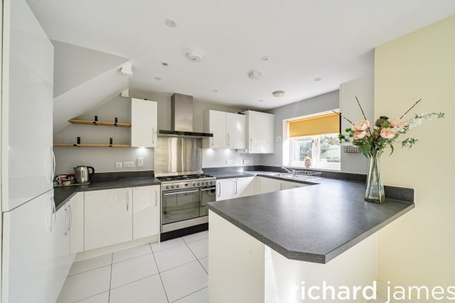 Jupiter Close, Swindon photo 3