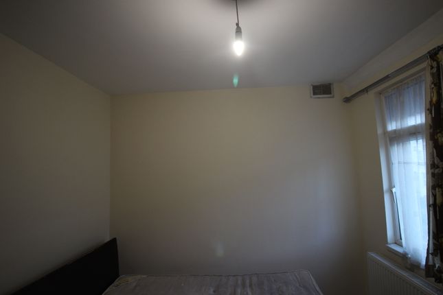 Flat to rent in George Street, Reading