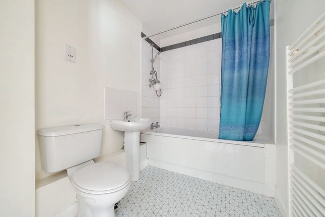 Flat for sale in Checkland Road, Leicester, Leicestershire