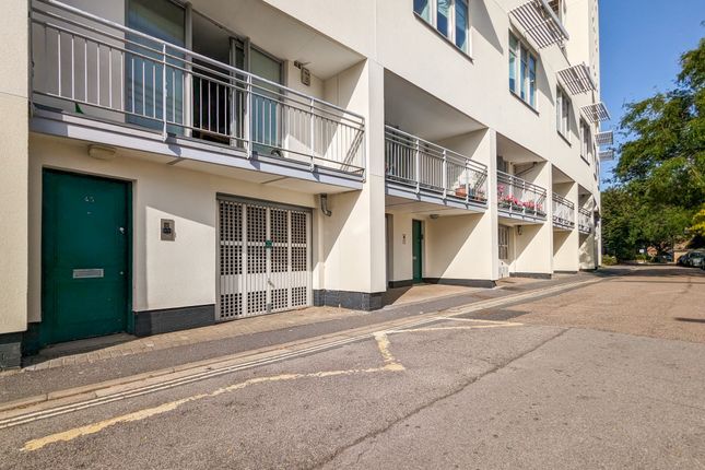 Parking/garage to rent in Vineyard Path, London